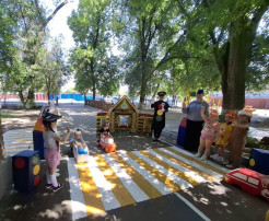 Развлечение по ПДД в старших группах Развлечение по ПДД в старших группах.
