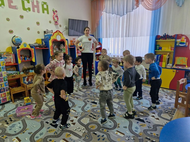 Во вторых младших группах «Ромашка» и «Золушка» прошел День здоровья. Во вторых младших группах «Ромашка» и «Золушка» прошел День здоровья.