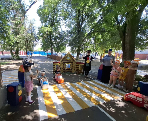 Развлечение по ПДД в старших группах Развлечение по ПДД в старших группах.